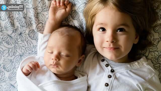 Kardeş kıskançlığını azaltmak için bebek doğduktan sonra neler yapılmalıdır?